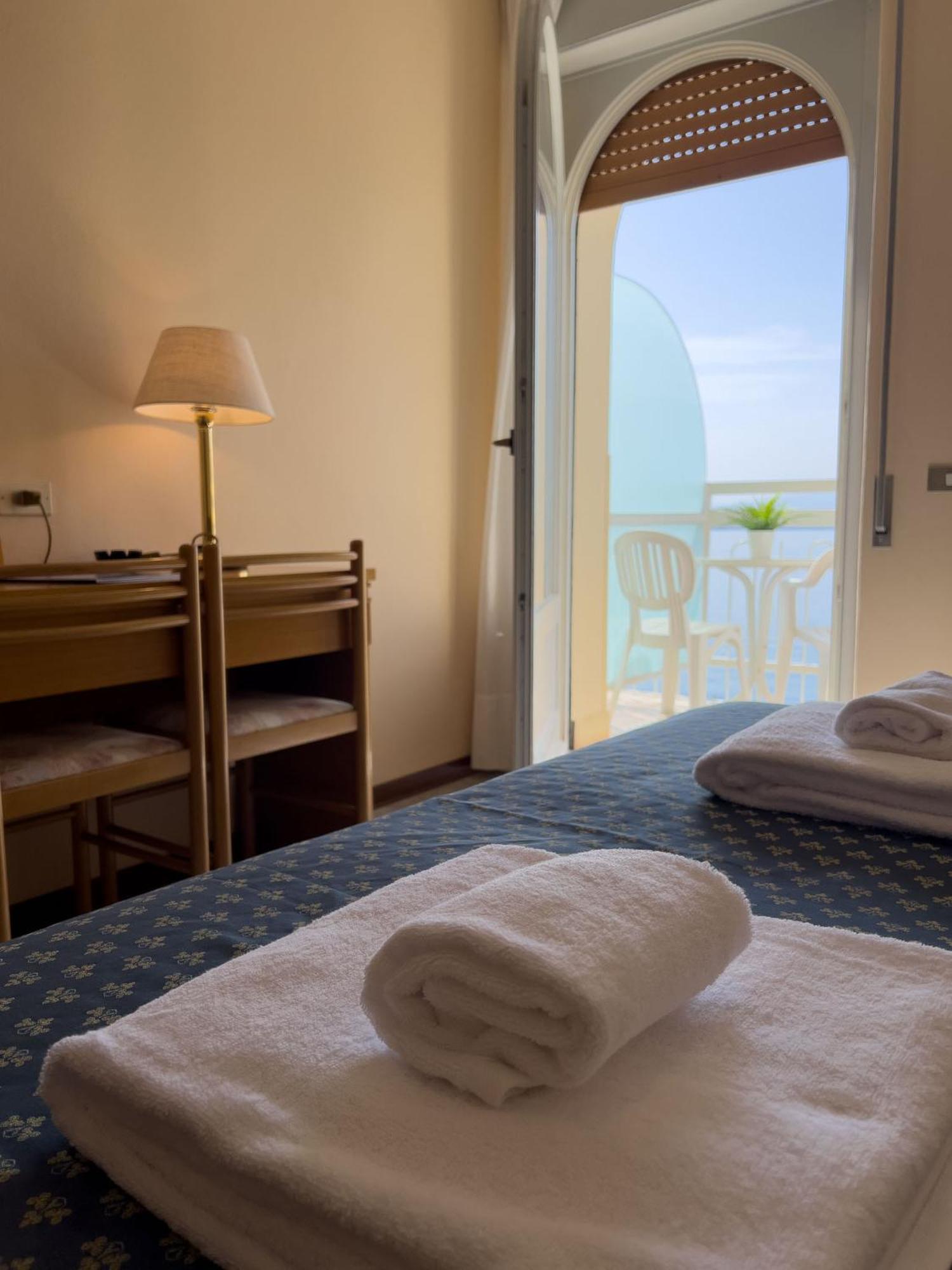 Hotel Benacus 토리델베나코 외부 사진